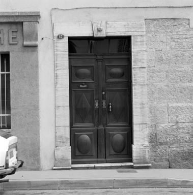 Porte d'entrée.