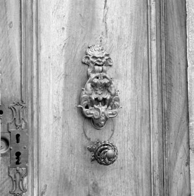 Heurtoir en bronze moulé.