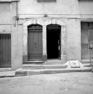 Façade. La porte gauche permet d'accéder après un log couloir à une parcelle enclavée n'ayant aucune façade sur la rue.