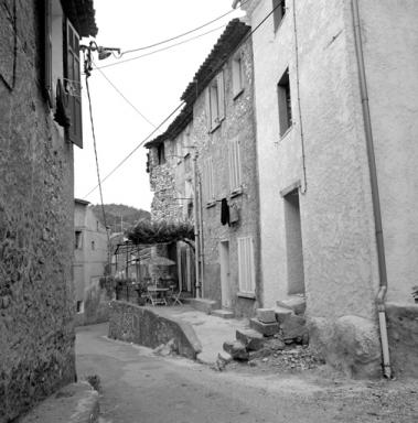 Maison situ  l'emplacement de l'enceinte mdivale.