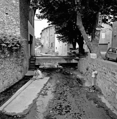 Lavoir pratiqué sur une dérivation du ruisseau du Coudounier.
