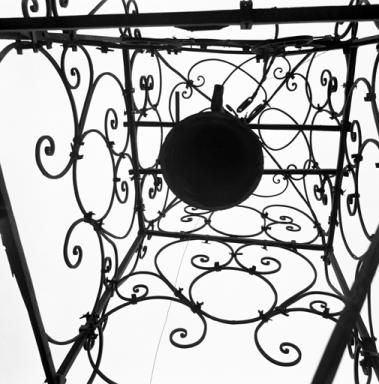 Campanile en fer forg et cloche.