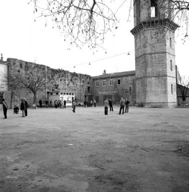 Emplacement de l'ancienne église paroissiale. A gauche, colonnes engagées dans un mur.