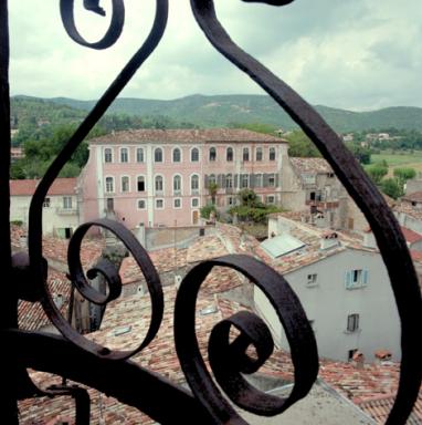 Vue prise du beffroi à travers le campanile.