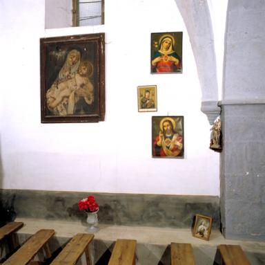 Première travée, mur nord : ensemble d'images pieuses et statuette de Jeanne d'Arc.