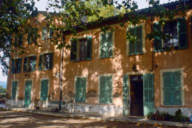 Vue partielle de la façade.