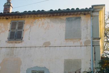 Détail de la façade ouest, fenêtres en trompe-l'œil.