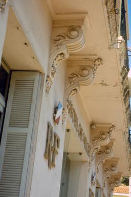 Faade principale, dtail : corbeau soutenant le balcon du premier tage.