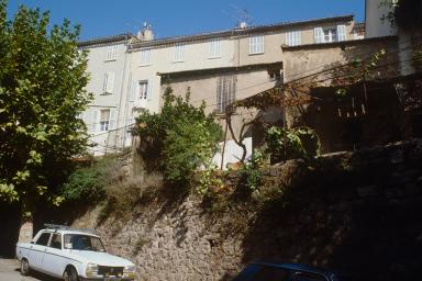 Rue Frédéric Mistral : mur de soutènement et poulailler.
