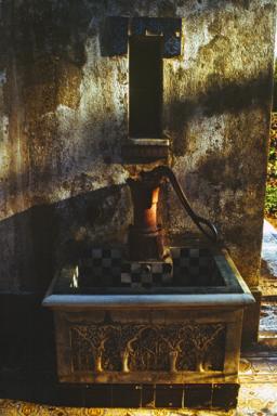 Fontaine et cuve : vue d'ensemble.