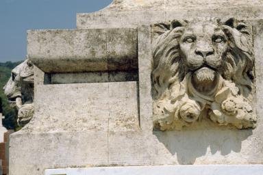 Détail : muffles de lions sculptés en pierre.