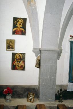 Première travée, mur nord : ensemble d'images pieuses et statuette de Jeanne d'Arc.