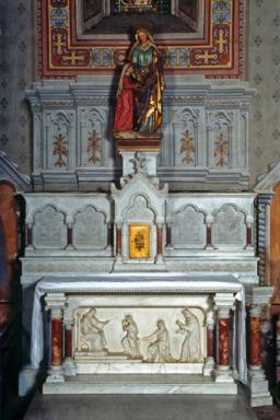 Vue d'ensemble de l'autel et du groupe sculpté de l'Education de la Vierge.