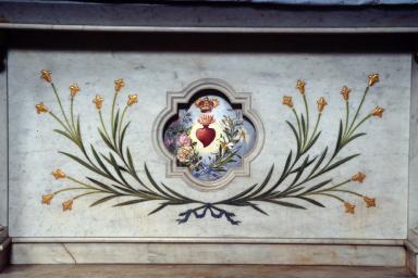 Détail : fae de l'autel.