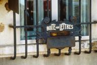 Façade principale, détail : boîte aux lettres.