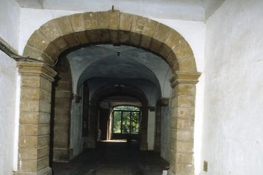 Passage couvert de la rue vers le jardin.