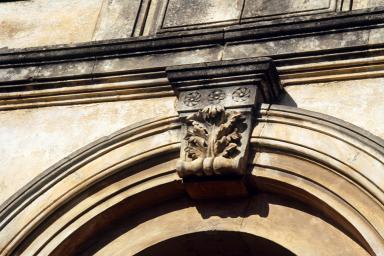 Façade : décor de l'arc d'une fenêtre du rez-de-chaussée.