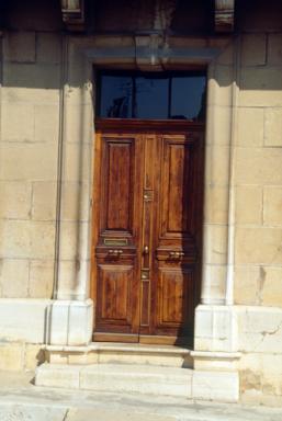 Maison, place d'Entrechaux (M1 569) : menuiserie de porte à panneaux frotement moulurés.