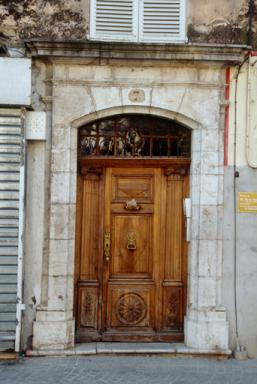 Maison, place Georges Clémenceau (M2 968) : menuiserie de porte à décor complexe.