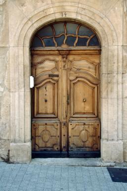 Maison, 14 rue de l'Eglise (M1 1354) : menuiserie de porte à panneaux chantournés et tables à décor géométrique.