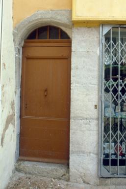 Maison, place du Rèvelin (M2 1409) : porte avec arc daté 1613 (remploi ?).