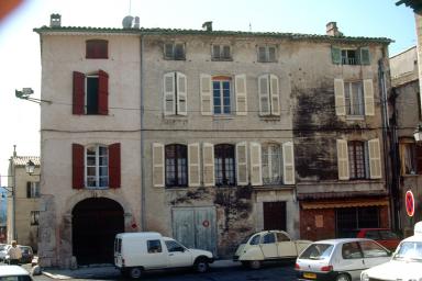 Facade, rue du Perron.