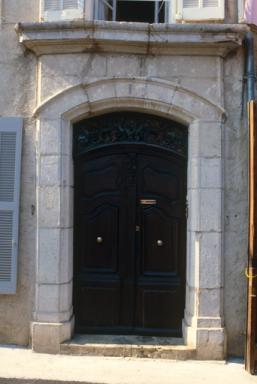 Maison, 1 rue de la Bourgade (M2 1350) : menuiserie de porte à panneaux chantournés.