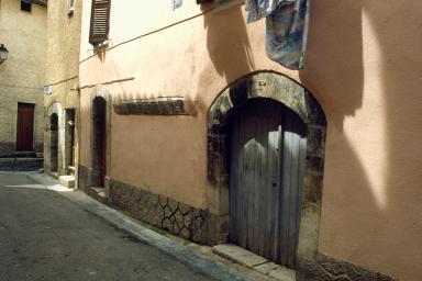 Maison, rue de l'Hôpital Vieux (M2 777-778) : navette sculptée sur la porte cochère.