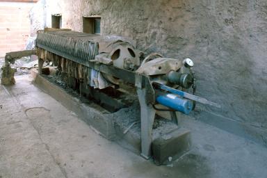 Aire de lavage de la terre. "Filtre presse". Machine qui reçoit la barbotine et la conditionne en galette.