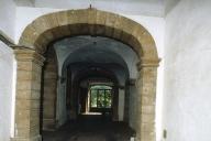 Passage couvert de la rue vers le jardin.