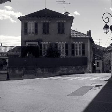 Maison, route nationale de Brignoles à Grasse (M1 1518).