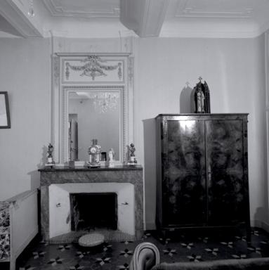 Piece B du rez-de-chaussée : cheminée et décor de hotte (1)