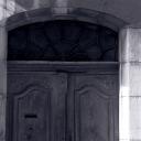 Détail du portail d'entrée : ferronnerie du châssis de tympan.