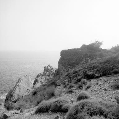 Vestiges du soubassement d'une tour.