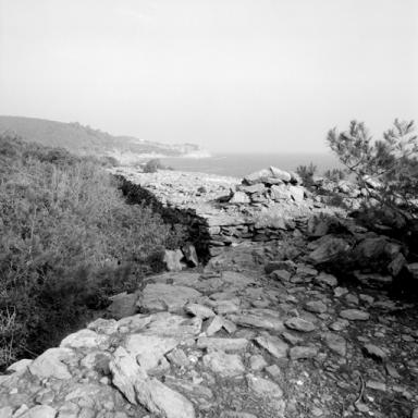 Vue rapprochée du parapet de la batterie.