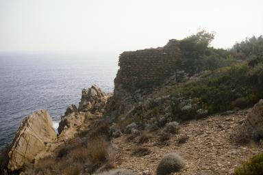 Vestiges du soubassement d'une tour.