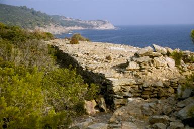 Vue rapprochée du parapet de la batterie.