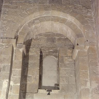 Porche. Mur ouest. Porte murée de la salle capitulaire.