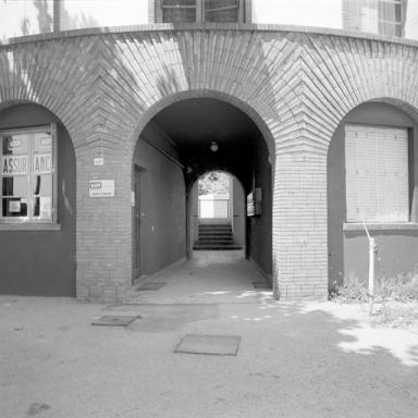 Détail de l'entrée avec décor de briques.