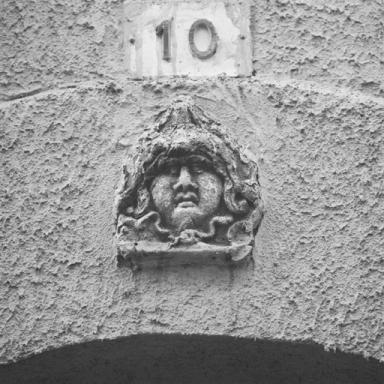 Mascaron au-dessus de la porte.
