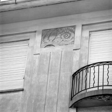 Façade antérieure, troisième niveau : détail du décor.