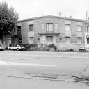 Façade sur la rue avec décor de briques.
