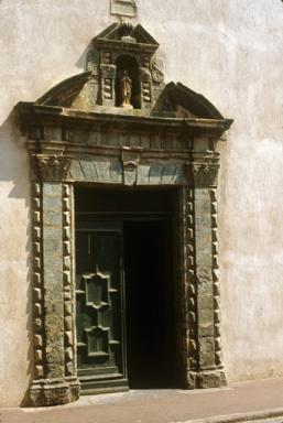 Porte d'entrée en serpentine verte.