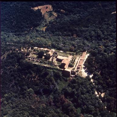 Vue aérienne rapprochée prise du nord, stéréo gauche.