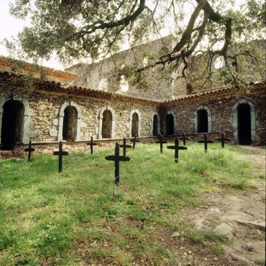 Grand cloître. Angle des galeries est et sud, élévations sur le préau.