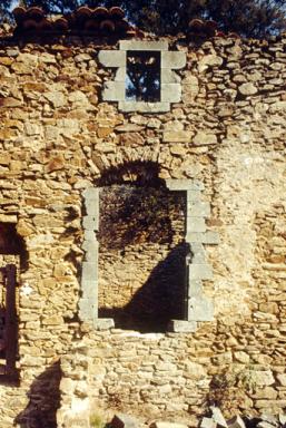 Cellule 7. Logis, élévation ouest, détail de la travée de fenêtres.
