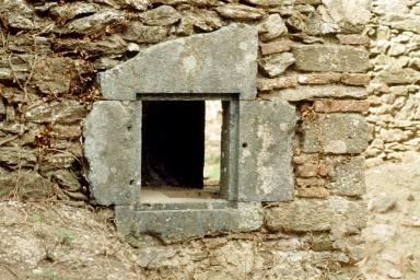 Cellule 4. Logis, mur ouest, guichet.