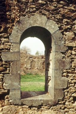 Grand cloître, galerie est, intérieur, mur ouest, baie.