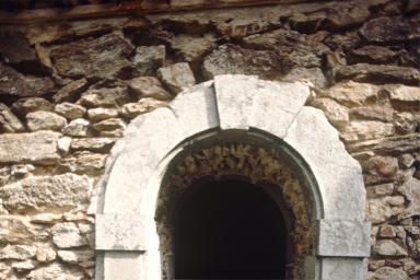 Grand cloître. Elévations sur le préau, galerie est, détail : couronnement de la deuxième baie avant l'angle sud-est.