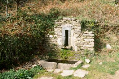 Fontaine du chemin de la Môle, vue de face.